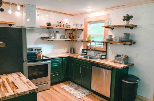 Martinsville Apartment | Two Lakefront Cabins Next Door