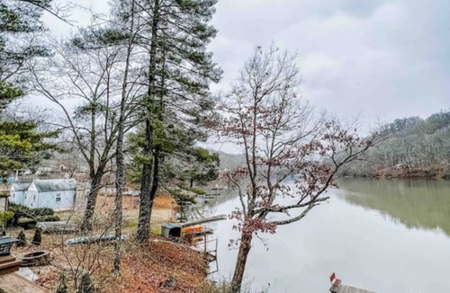 Martinsville Apartment | Two Lakefront Cabins Next Door