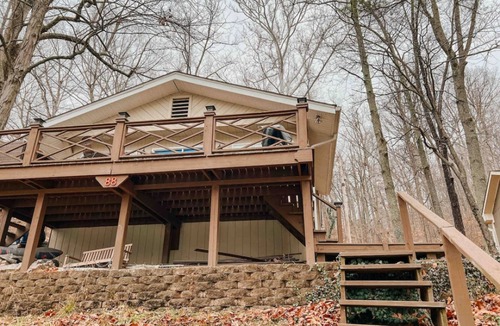 Martinsville Apartment | Two Lakefront Cabins Next Door