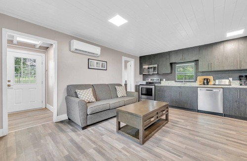 Centre Hastings Cottage | Two Lakefront Cottages with Firepits & Large Docknn