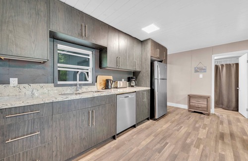 Centre Hastings Cottage | Two Lakefront Cottages with Firepits & Large Docknn