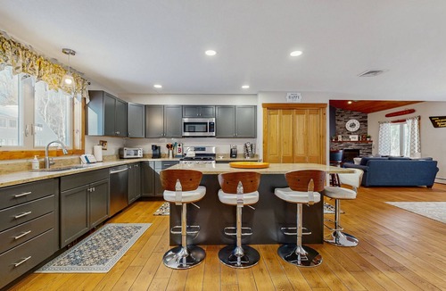 Bartlett House | Two-level Townhome with Gas Fireplace, Deck, and Grill - Amazing Location