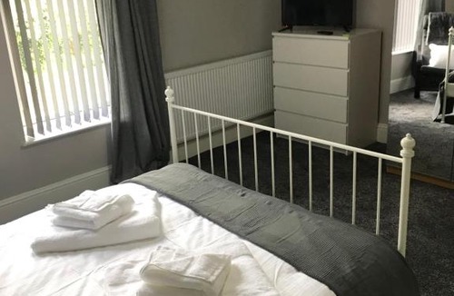 Ellesmere Port House | Two Little Ducks Guesthouse