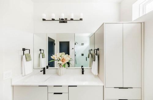 East MLK House | Two Luxury Austin Homes Hot Tubs & 10 Bedrooms