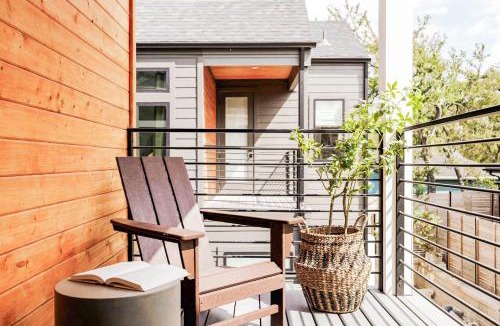 East MLK House | Two Luxury Austin Homes Hot Tubs & 10 Bedrooms