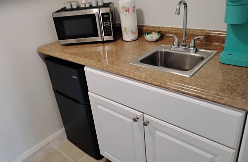 Gulf Gate Estates Apartment | Two Miles to Siesta Key