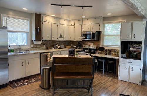 Hickory Bend House | Two minutes from the airport & ten minute uber to downtown!