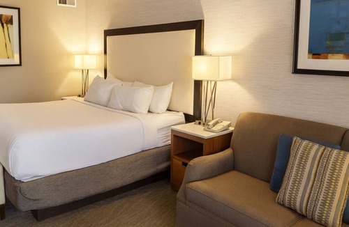 Downtown Resort | Two Modern King Units for 8! Heated Pool, Golf Course, & Beautiful Sunset Views!