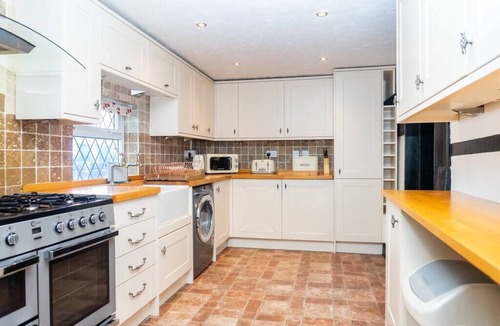 Brockworth Cottage | Two Pound Cottage - 3 Bed Home - Hot Tub