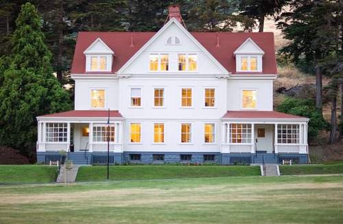 Sausalito Hotel | Two Queen Room at a 4.5⭐️ Hotel