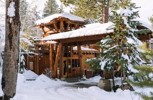 Truckee Hotel | Two Queen Room, Gravity Haus, Hot Tub, Near Palisades Tahoe