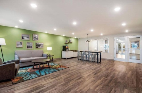 Newnan Hotel | Two Quiet, Secure and Easy-Access Room w/Kitchen