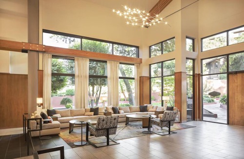 Uptown Sedona Hotel | Two Relaxing Rooms Ready For Family Nature Trip | Infinity Pool, Free Parking