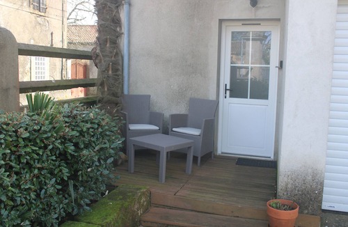 Castelnau-Riviere-Basse Apartment | Two-room apartment