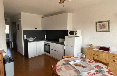 Le Port Apartment | Two-room apartment with balcony, BBQ and parking near the beach