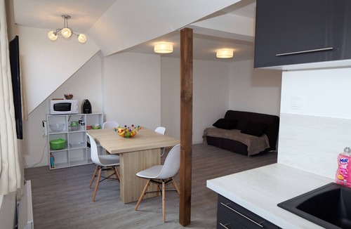 Calais Condo | TWO-ROOMED FLAT WITH SELF CHECK IN, Netflix & WIFI