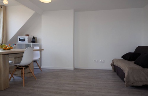 Calais Condo | TWO-ROOMED FLAT WITH SELF CHECK IN, Netflix & WIFI