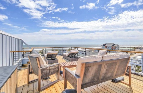 North Carolina Coast House | Two SeaView Lux Suites | 10BR w/Elevator-Sleeps 32