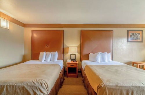 Beeville Hotel | Two Spacious Rooms w/Private Bath & Queen Beds Close to US-181 for Easy Travels