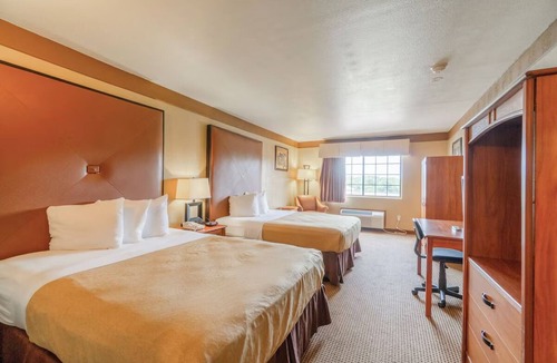 Beeville Hotel | Two Spacious Rooms w/Private Bath & Queen Beds Close to US-181 for Easy Travels