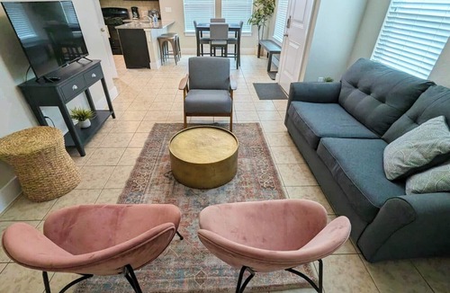 Georgetown House | Two Step Inn Stay: Cozy & Affordable 3BR with a Private Yard in East Georgetown!