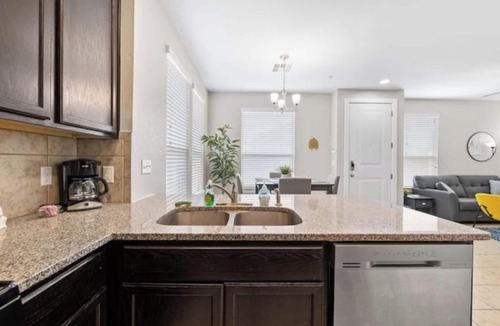 Georgetown House | Two Step Inn Stay: Cozy & Affordable 3BR with a Private Yard in East Georgetown!
