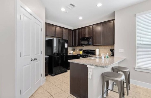 Georgetown House | Two Step Inn Stay: Cozy & Affordable 3BR with a Private Yard in East Georgetown!