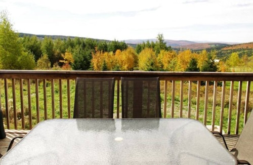 Saint-Luc-de-Bellechasse Ski Chalet | two stories mountaine view chalet