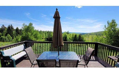 Saint-Luc-de-Bellechasse Ski Chalet | two stories mountaine view chalet