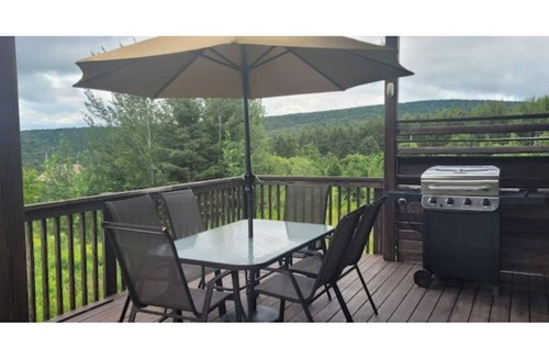 Saint-Luc-de-Bellechasse Ski Chalet | two stories mountaine view chalet