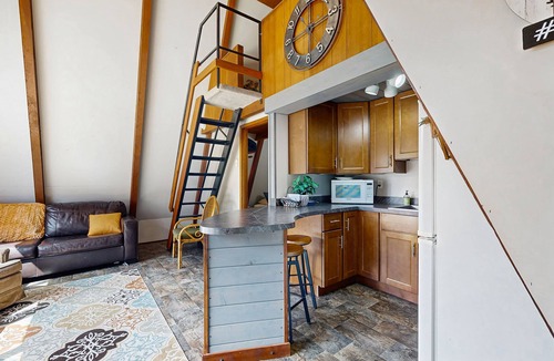 Otter Rock Ski Chalet | Two-Story A-Frame Loft with Easy Beach Access, WiFi, Full Kitchen