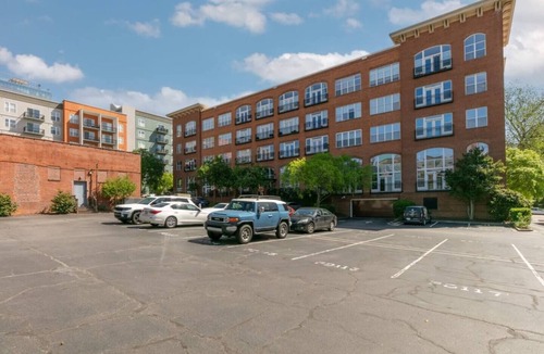 Downtown Apartment | Two Story Condo in Downtown Raleigh | Free Parking
