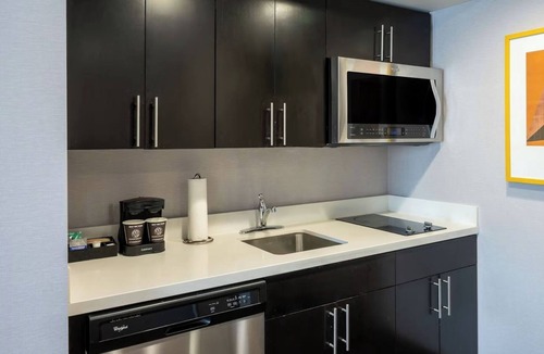 Canonsburg Hotel | Two Studios with 2 Queen Beds – Pool, Kitchen, Workspace & Evening Social