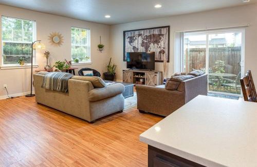 Corvallis House | TWO townhomes for your giant group!