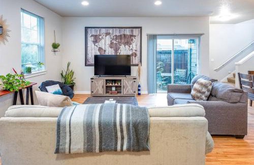 Corvallis House | TWO townhomes for your giant group!