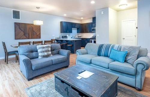 Corvallis House | TWO townhomes for your giant group!