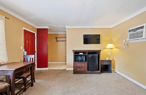 Beeville House | Two Units Perfect for Big Groups, with Free Parking, Pet-friendly!