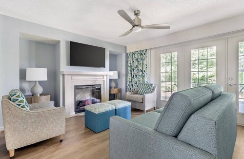 Berkeley Hotel | Two Units with 4BR Suite with Balcony, Spacious Living Room & Kitchen