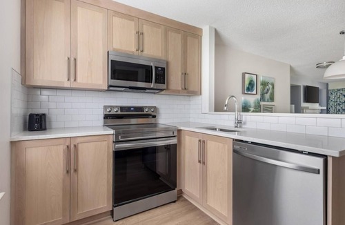 Berkeley Hotel | Two Units with 4BR Suite with Balcony, Spacious Living Room & Kitchen