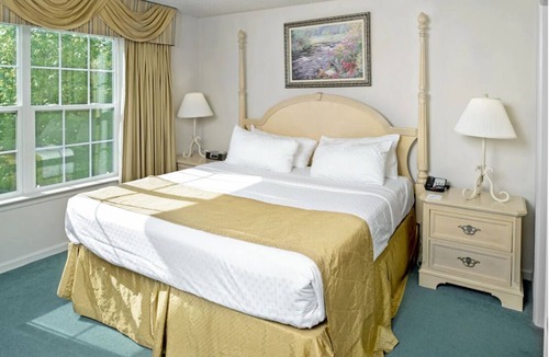 Berkeley Hotel | Two Units with 4BR Suite with Balcony, Spacious Living Room & Kitchen