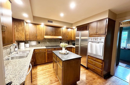 South Bend House | Twyckenham House Elegant 5BR Stay Near Notre Dame Sleeps 10+