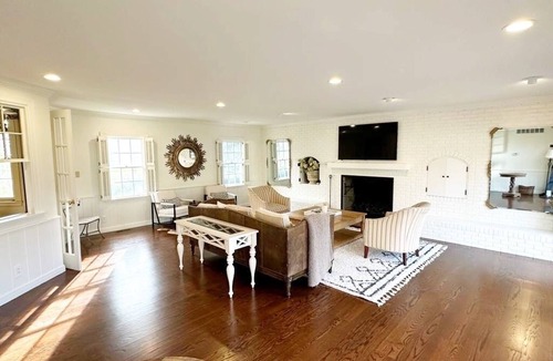 South Bend House | Twyckenham House Elegant 5BR Stay Near Notre Dame Sleeps 10+