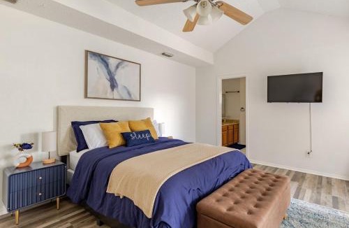 Bedford House | TX Home Away Large Patio, Smart TVs, FAST WiFi