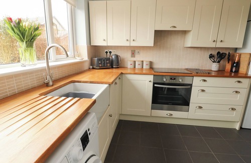 Llanfaelog Cottage | TY BACH, pet friendly, with open fire in Rhosneigr