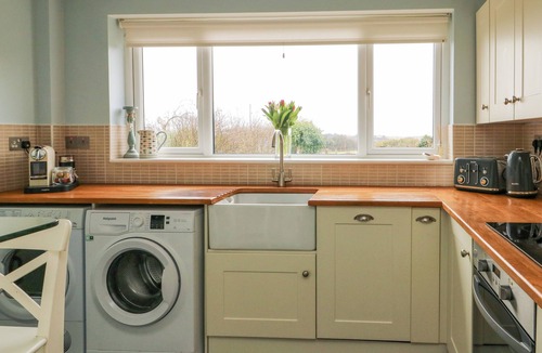 Llanfaelog Cottage | TY BACH, pet friendly, with open fire in Rhosneigr