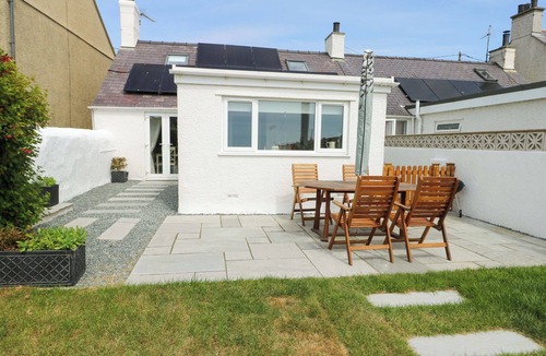 Llanfaelog Cottage | TY BACH, pet friendly, with open fire in Rhosneigr