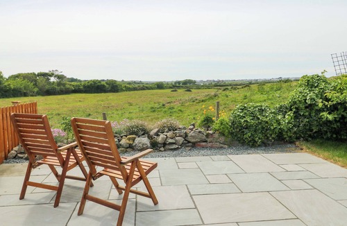 Llanfaelog Cottage | TY BACH, pet friendly, with open fire in Rhosneigr
