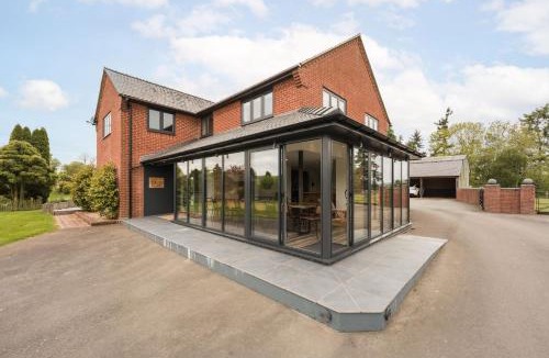 Cyfronydd House | Ty Cefn by Birch Stays