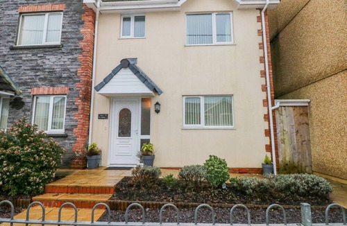 Ammanford House | Ty Cerrig