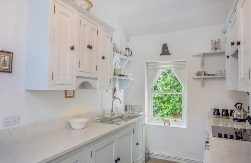 Llanddaniel Fab House | Ty Het